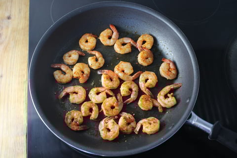 Speedy Shrimp & Kimchi Udon Noodle Bowls - Step #4 Cuire et enrober les crevettes