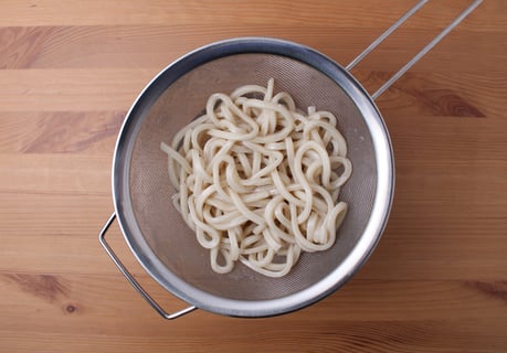 Speedy Shrimp & Kimchi Udon Noodle Bowls - Step #1 Cuire les nouilles