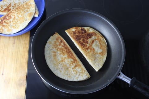 Oaxaca Cheese & Cauliflower ‘Rice’ Quesadillas - Step #5 Assembler et cuire les quesadillas