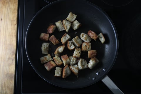 Creamy Panzanella Salad - Step #4 Make the croutons