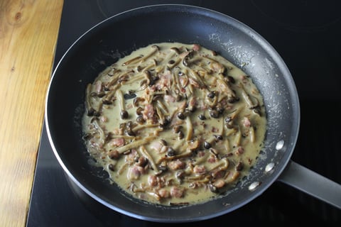 Goodfood & Chef: Bacon & Shimeji Pasta Carbonara - Step #3 Commencer la sauce carbonara