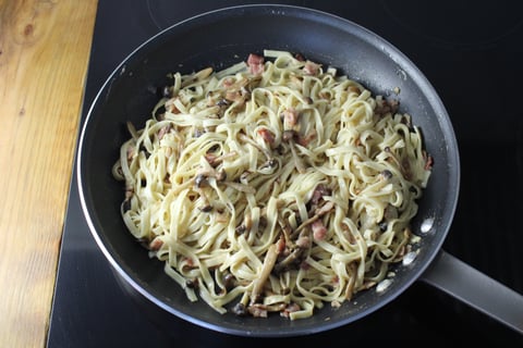Goodfood & Chef: Bacon & Shimeji Pasta Carbonara - Step #4 Finir la sauce carbonara et mélanger les pâtes