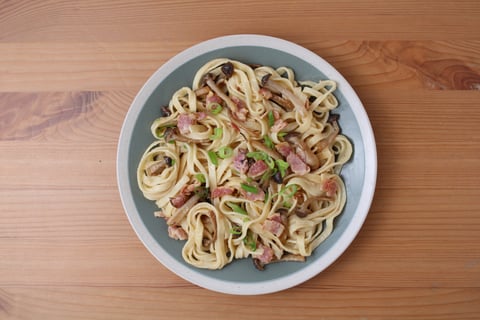 Goodfood & Chef: Bacon & Shimeji Pasta Carbonara - Step #5 Dresser les plats