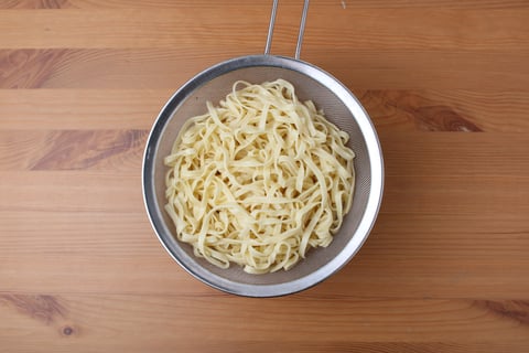 Goodfood & Chef: Bacon & Shimeji Pasta Carbonara - Step #2 Cuire les pâtes