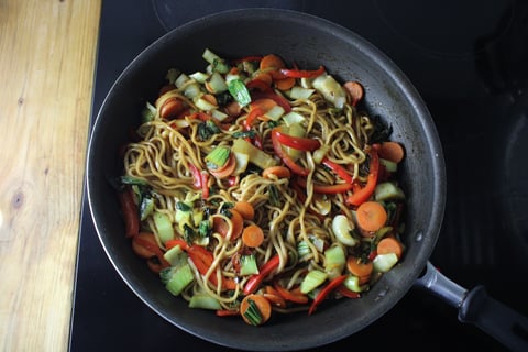 Vegan Mee Goreng with Fresh Ramen Noodles - Step #5 Mélanger les nouilles