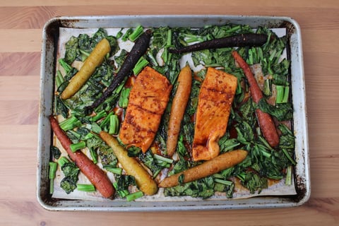 Garlic-Soy Roasted Salmon - Step #5 Finir les légumes et rôtir le saumon