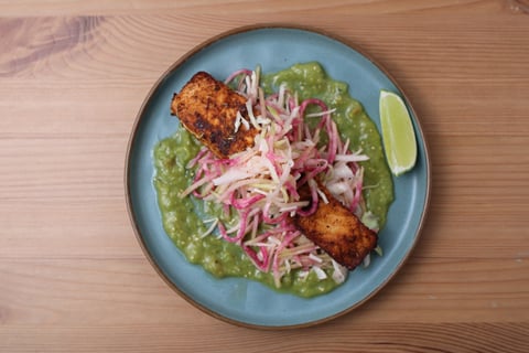 Smoky Salmon with Tomatillo Guacamole - Step #4 Faire la salade de chou et servir