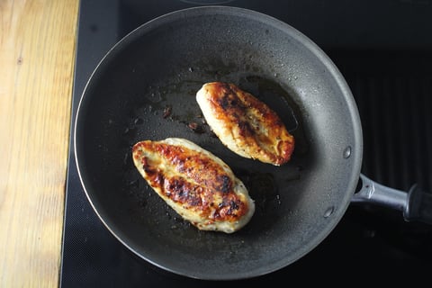 Country-Style Chicken Breasts over Buttery White Beans - Step #2 Cuire le poulet