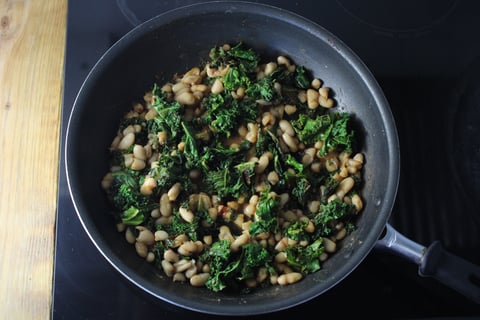 Country-Style Chicken Breasts over Buttery White Beans - Step #4 Finir les légumes