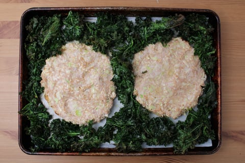 Sheet Pan Sausage Meat & Cabbage Flatbreads - Step #2 Faire les chips de kale et les pains plats
