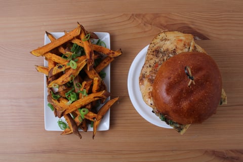 Goodfood & Chef: Sweet Chili Chicken & Omelette Sandwich - Step #6 Terminer et servir