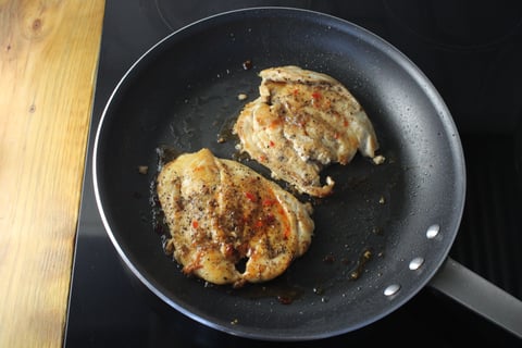 Goodfood & Chef: Sweet Chili Chicken & Omelette Sandwich - Step #2 Préparer et cuire le poulet