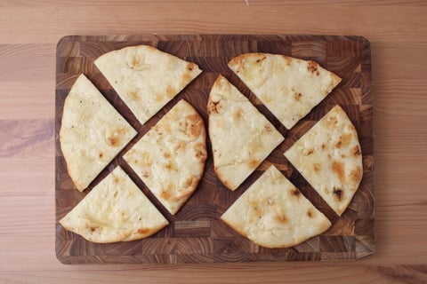 Spicy Tandoori Shrimp Traybake - Step #3 Faire les naans à l’ail