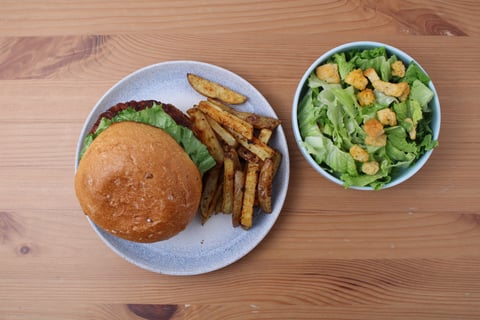 Juicy Pork Burgers with Caesar Salad - Step #5 Dresser les plats