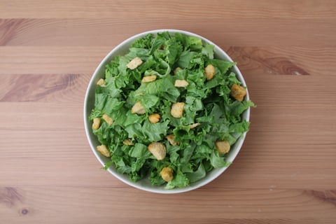 Juicy Pork Burgers with Caesar Salad - Step #4 Faire la salade