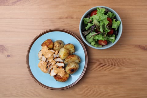 Sizzling Chicken Breasts & Baby Potatoes - Step #6 Assaisonner les pdt et servir