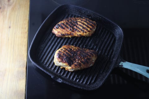 Sizzling Chicken Breasts & Baby Potatoes - Step #3 Griller le poulet