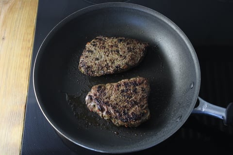 Pan-Seared Steaks with Balsamic Onion Sauce - Step #1 Cuire les steaks