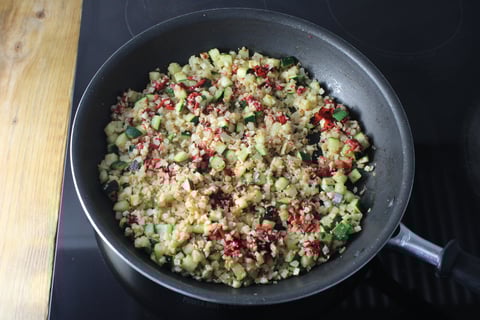 Calorie-Wise: Quick One-Pan Shrimp & Veggie ‘Rice’ - Step #2 Commencer les légumes