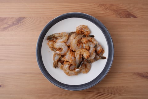 Calorie-Wise: Quick One-Pan Shrimp & Veggie ‘Rice’ - Step #3 Préparer les crevettes