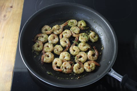 Carb-Wise: Spicy Basil Pesto & Garlic Shrimp - Step #3 Cuire et enrober les crevettes