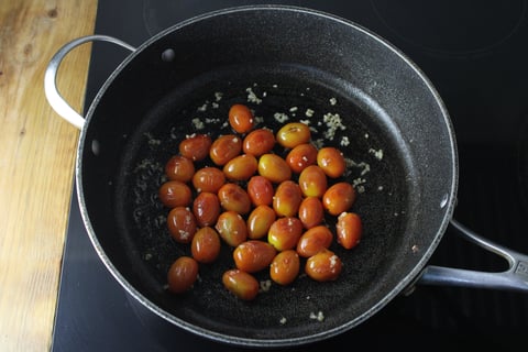 Nick’s Pick | 10-Minute Fresh Torchiette - Step #1 Cuire les tomates