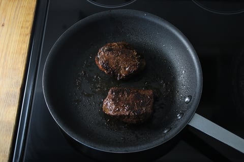 Pan-Seared Steaks with Quickie Béarnaise - Step #3 Cuire les steaks