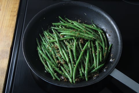 Pan-Seared Steaks with Quickie Béarnaise - Step #5 Cuire les haricots