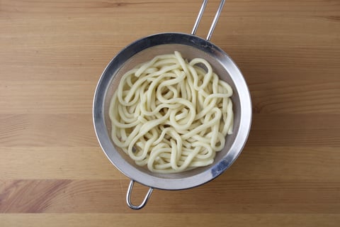Sesame-Spiced Ground Beef & Fresh Udon Noodles - Step #3 Cuire les nouilles