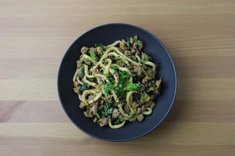 Sesame-Spiced Ground Beef & Fresh Udon Noodles - Step #5 Mélanger les nouilles et servir