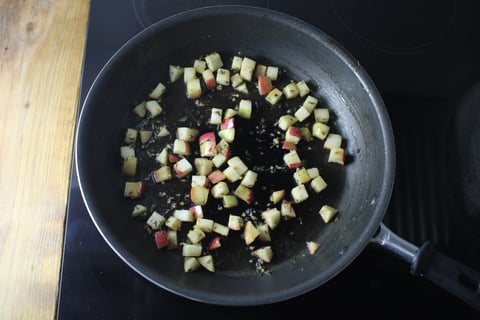 Seared Chicken Breasts with Apple-Thyme Pan Sauce - Step #4 Commencer la sauce
