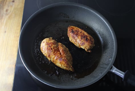 Seared Chicken Breasts with Apple-Thyme Pan Sauce - Step #3 Cuire le poulet