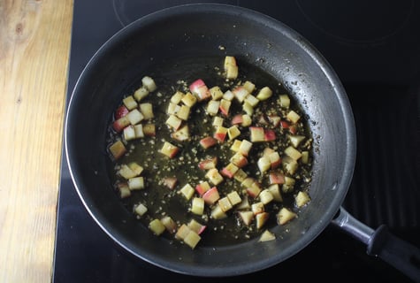 Seared Chicken Breasts with Apple-Thyme Pan Sauce - Step #5 Finir la sauce
