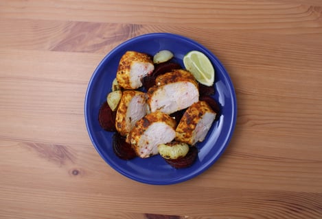 Carb-Wise: Indian-Spiced Chicken & Beet Traybake - Step #5 Dresser les plats
