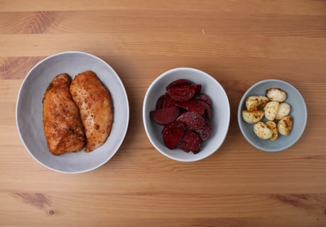 Carb-Wise: Indian-Spiced Chicken & Beet Traybake - Step #2 Préparer le poulet et les légumes