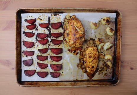 Carb-Wise: Indian-Spiced Chicken & Beet Traybake - Step #3 Rôtir le poulet et les légumes