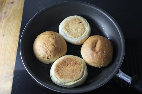 Beef Burgers with Creamy Potato Salad - Step #4 Griller les pains