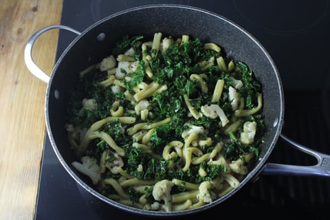 One-Pan Fresh Gemelli with Kale & Cauliflower - Step #2 Cuire les pâtes et finir les légumes