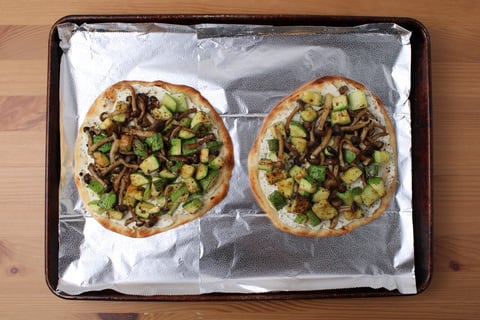 Shimeji & Heirloom Zucchini Flatbreads - Step #4 Assembler et cuire les pains plats