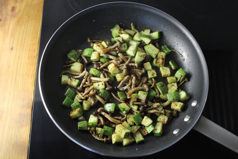 Shimeji & Heirloom Zucchini Flatbreads - Step #3 Cuire les légumes