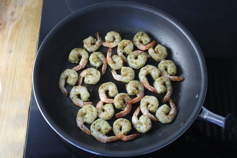 Seared Shrimp & Crisp String Pea Salad - Step #4 Cuire les crevettes