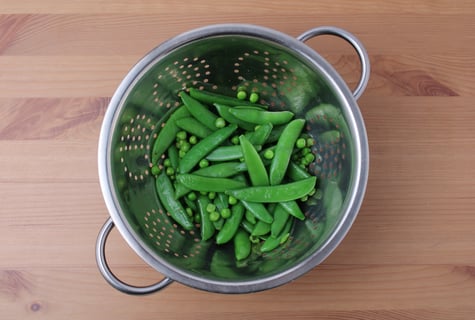 Seared Shrimp & Crisp String Pea Salad - Step #2 Blanchir les légumes