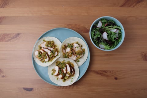 Chicken Tacos with Spicy Tomatillo-Jalapeño Salsa Verde - Step #6 Faire la salade et servir