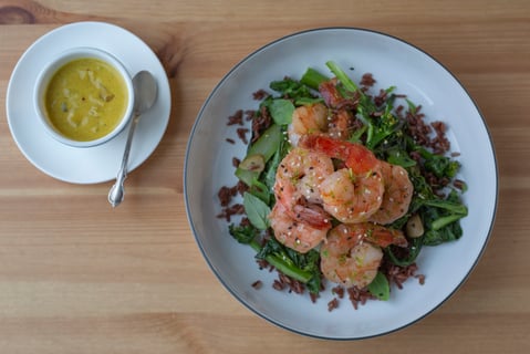 L’Artisan: Seared Tiger Shrimp with Golden Coconut Sauce - Step #6 Dresser les plats