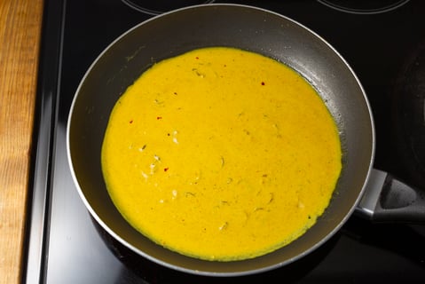 L’Artisan: Seared Tiger Shrimp with Golden Coconut Sauce - Step #5 Préparer la sauce