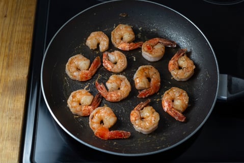 L’Artisan: Seared Tiger Shrimp with Golden Coconut Sauce - Step #4 Cuire les crevettes