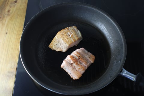 Salmon with Spicy Orange-Chili Cashew Crisp - Step #2 Cuire le saumon