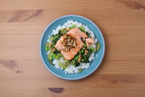 Salmon with Spicy Orange-Chili Cashew Crisp - Step #6 Dresser les plats