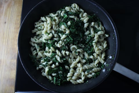Roasted Fioretto & Cheesy Gemelli - Step #5 Faire sauter le kale et faire la sauce