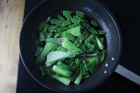 Pan-Glazed Cod with Oyster Sauce & Ginger - Step #3 Faire sauter les légumes
